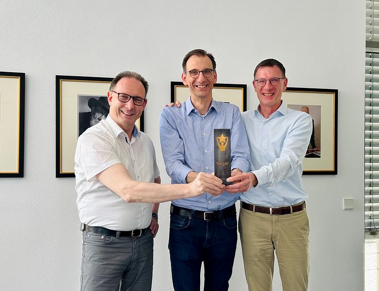Sie sind stolz auf den Gewinn des Feinwerkmechanikpreises 2024 (v. l.): Johannes Immanuel Perrot, Andreas Michael Perrot und Christoph Heinrich Perrot von der Firma Perrot Turmuhren und Läuteanlagen aus Calw.