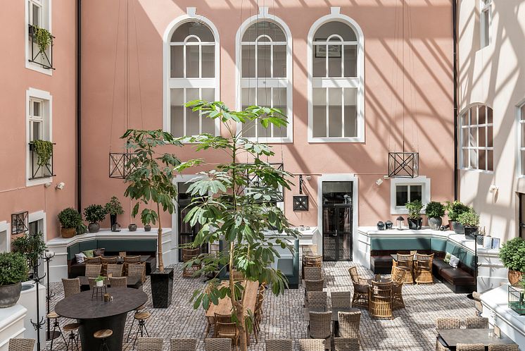 Restaurant-courtyard-Clarion-Collection-Hotel-Victoria-1