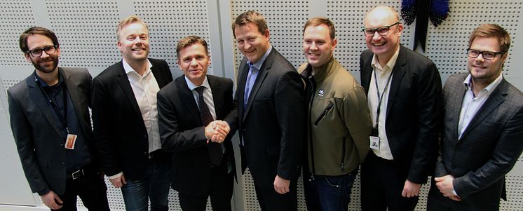 Glade herrer under signering av avtalen mellom Campus Kristiania og Canon