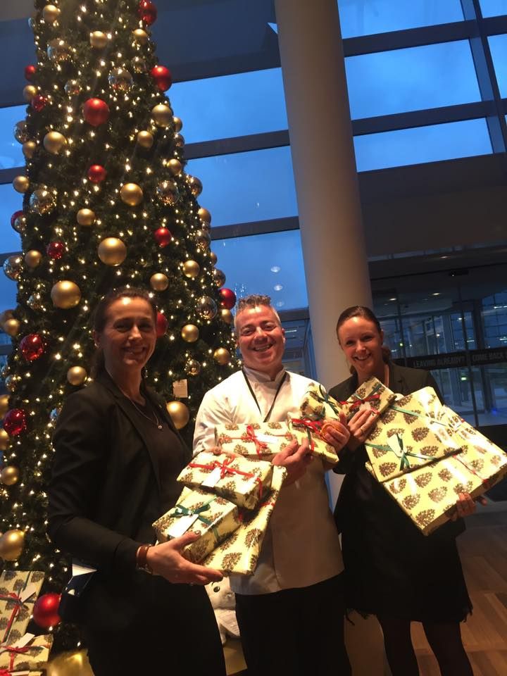 Medarbejdere ved Clarion Hotel Copenhagen Airport har vært med at indsamle julegaver til EventyrJul