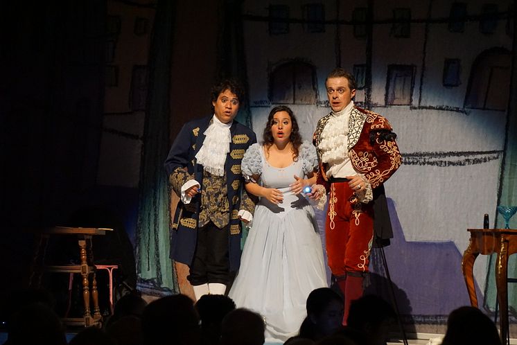 Barbiere med Fernando Araujo som Figaro og Dilay Girgin som Rosina