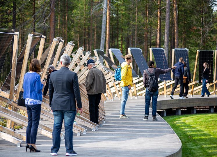 Solvåg har ett trädäck som tillgängliggör solpanelerna för besökare