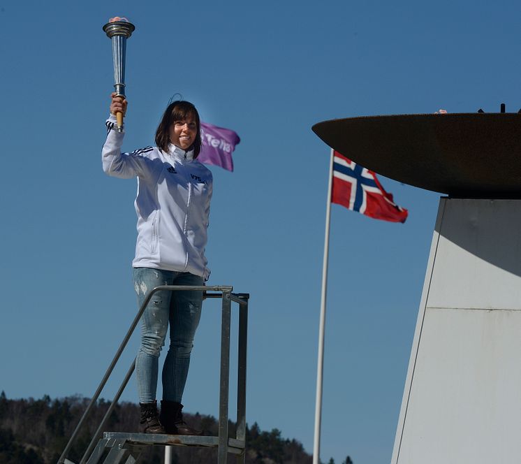 Charlotte Kalla tände den olympiska elden