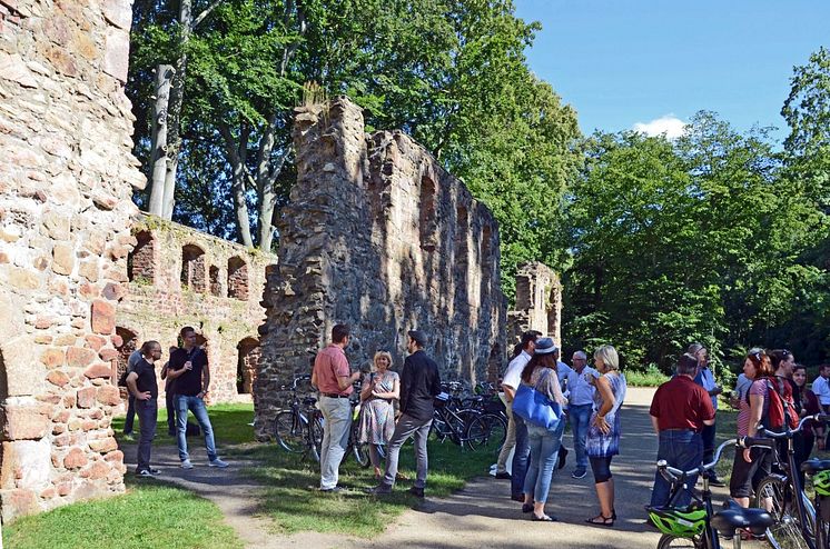 Tourismus-Akteure im Gespräch am Kloster Nimbschen bei Grimma