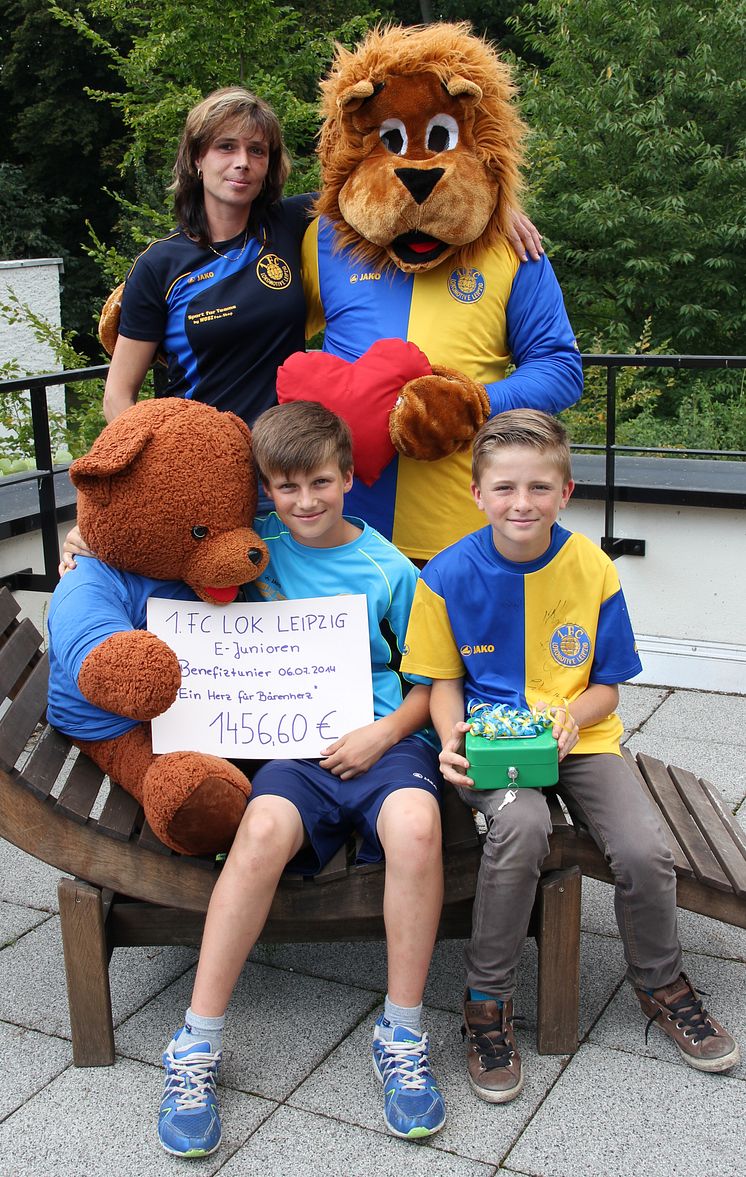 Unser Herz für Bärenherz, Kinder spielen Fußball für den guten Zweck