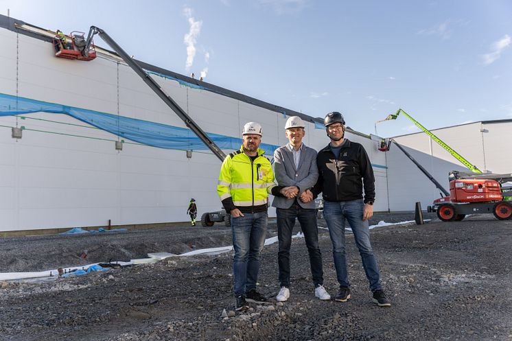 Nu byggs andra etappen av Polarbageriet i Älvsbyn_Fr.v. Samuel Hellström - vd Hellströms Bygg, Anders E Johansson - vd Polarbröd och Jonas Holmgren - Fastighetschef