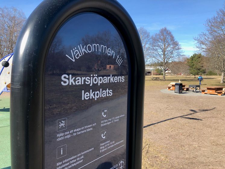 Skarsjöparkens lekplats skylt