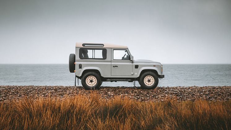 LAND ROVER CLASSIC DEFENDER WORKS V8 ISLAY EDITION 04