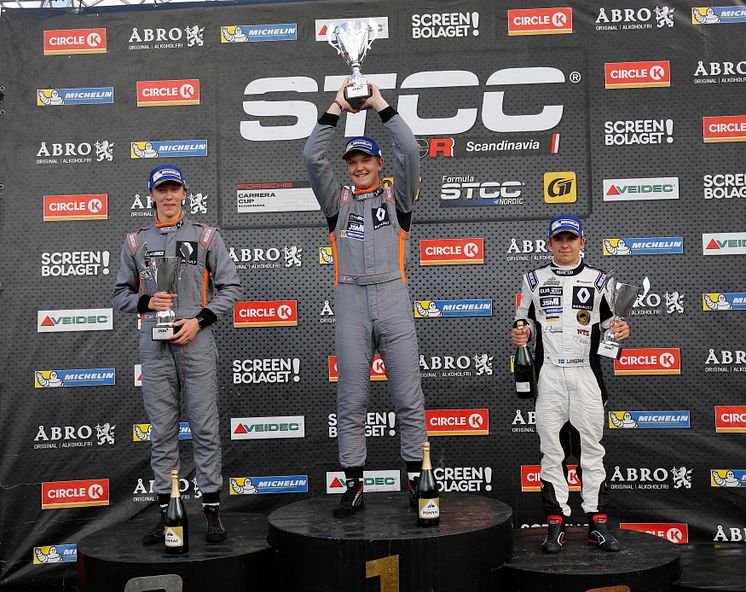 Prispall JSM race 1, fr.v: Joel Jern, Anthon Caldana, Julius Ljungdahl. Foto: Racefoto