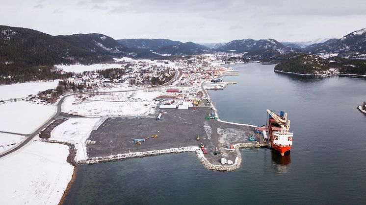 Mostad kai med Åfjord sentrum i bakgrunnen