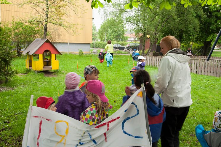 Barn går baklänges för säkerhets skull