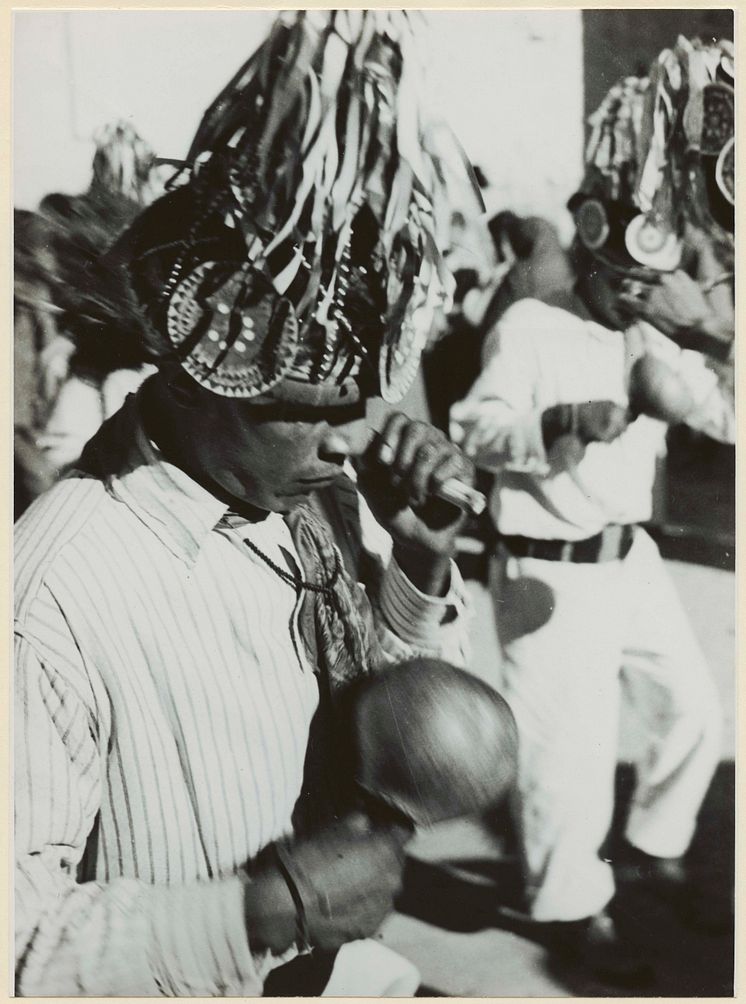 Matachinedansare klädd i vitt med krona på huvudet.