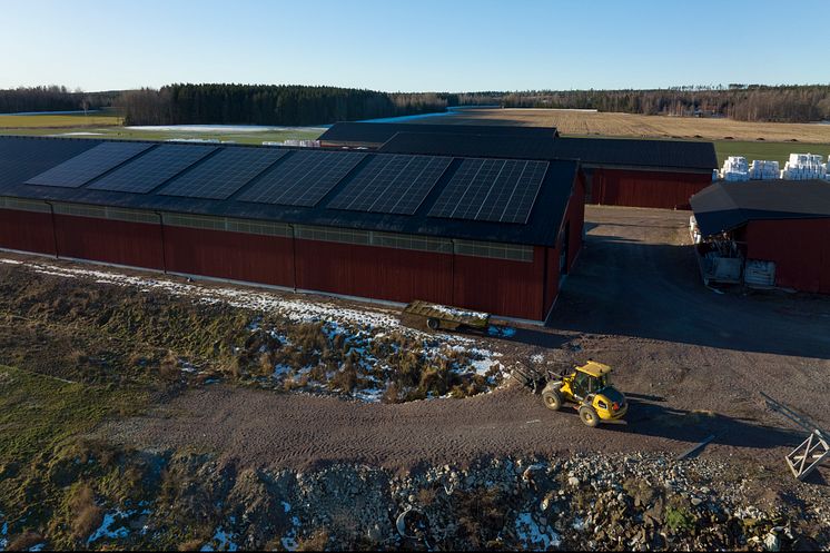 Solceller och eldriven hjullastare på Toleruds gård