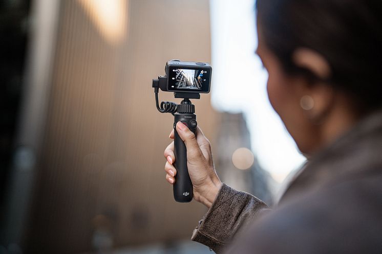 Osmo Action 5 Pro_Vlogging_ Charging Handle_vlog.jpg