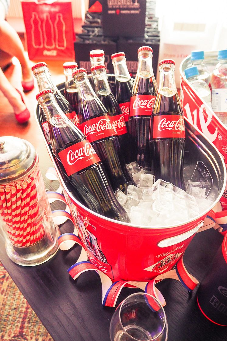 Coca-Cola on amerikkalainen juhlajuoma ja herkullisten ruokien raaka-aine