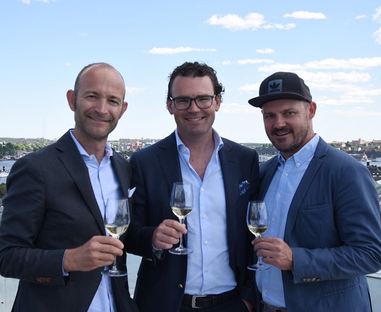 Christian Di Luca, Alex Tengvall samt Thomas Holstein firar Enjoy Wine & Spirits och Winefinders nya samarbete.