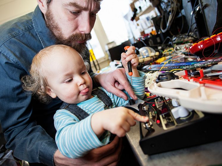 Skapa nytt av gammal elektronik. Andreas Hammar besöker Tekniska museet under sportlovet. 