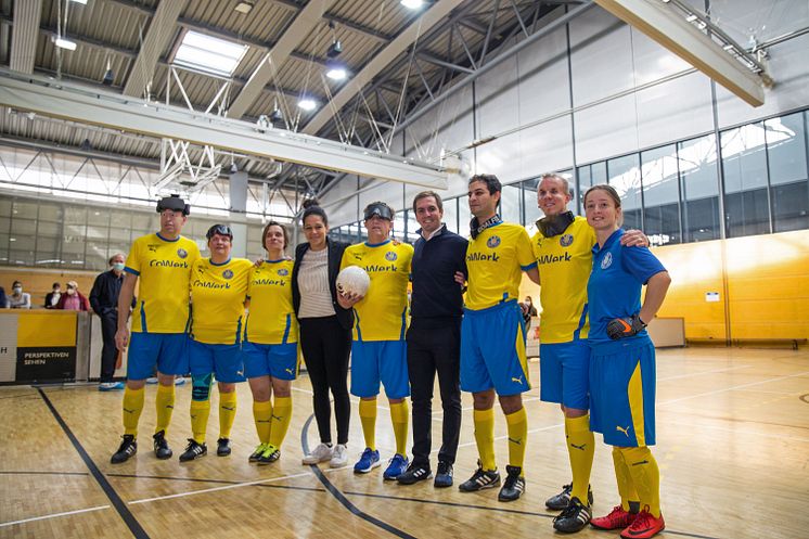 Die Spielgemeinschaft Blindenfußball mit Philipp Lahm und Célia Šašić 