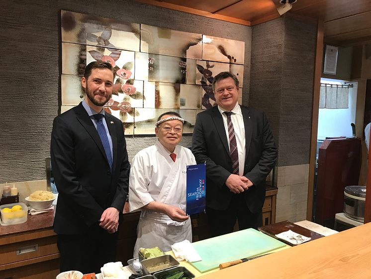 Fiskeriministeren på lunsj hos sushimesteren Masayoshi Kazato under Japanbesøket i mars 2019