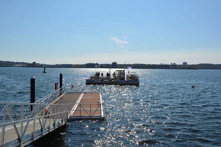 Müllsammelschiff Seekuh vor dem Segelcamp