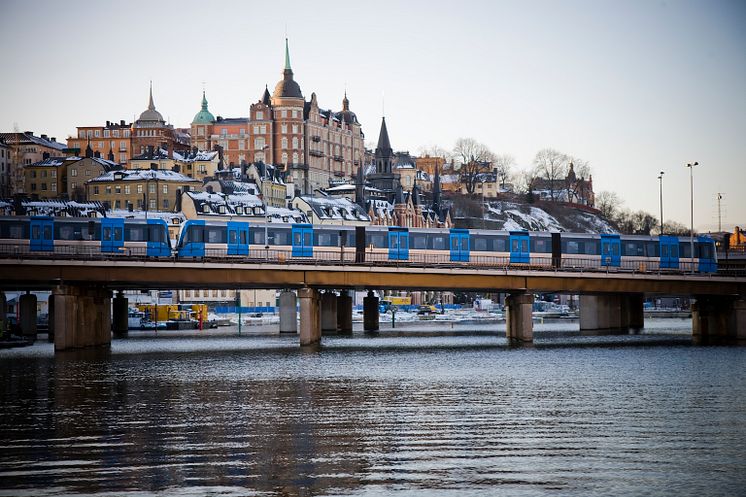 Tunnelbanetåg vid södermalm