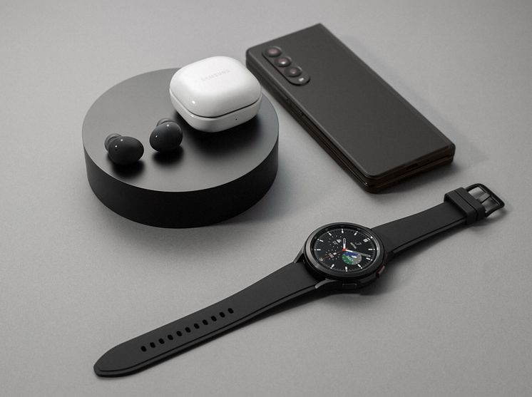 Hero_ _5g_phantomblack_galaxywatch4classic_black_galaxybuds2_graphite_H.jpg