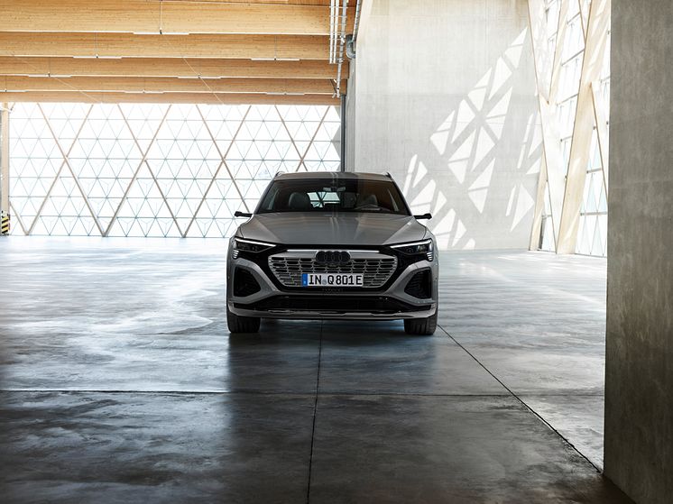 Audi Q8 e-tron (Chronosgrå)