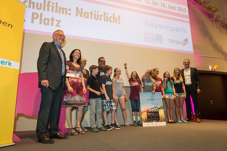 Foto Platz 1: Klasse 5b des Comenius-Gymnasiums in Deggendorf mit Ralph Thoms, Leiter der NaturVision Filmtage (links) und Christoph Henzel, Leiter des Kommunalmanagements des Bayernwerks (rechts außen)