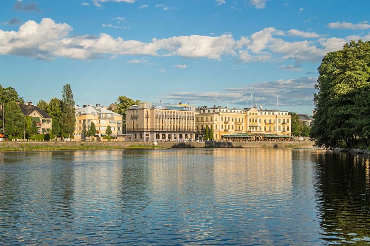 Skissbild som visar nya delen av Stadshotellet Karlstad med pool och bar på taket. 