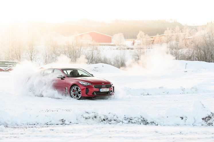 kia_stinger_awd_1_hi