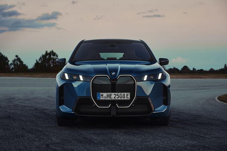 BMW iX xDrive60 i farven Arctic Race Blue og BMW Iconic Glow