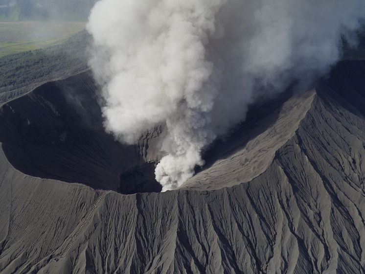 Volcanoes - rykande vulkan