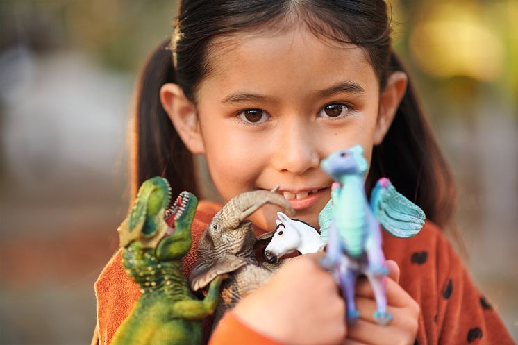 Bilanz 2022_Kind mit Figuren (c) Schleich