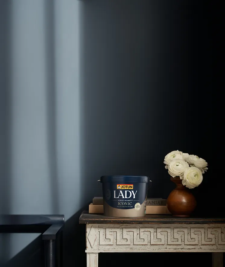 LADY Iconic emballasje med vegg i Jotun 4403 Midnight Blue. 