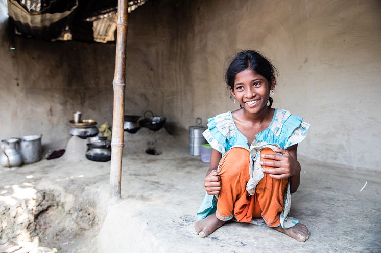Purnima, 11 år, i Bangladesh är den som lagar mat och städar i familjen.