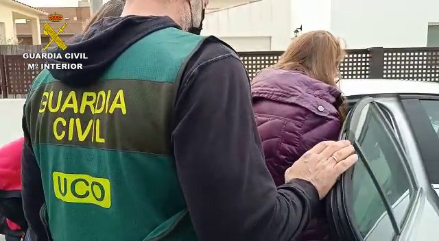 Sarah Panitzke being arrested by Spanish police (2).jpg