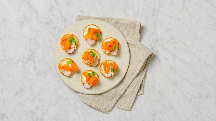 2021-SFN-Blinis-with-smoked-salmon-5000x2812