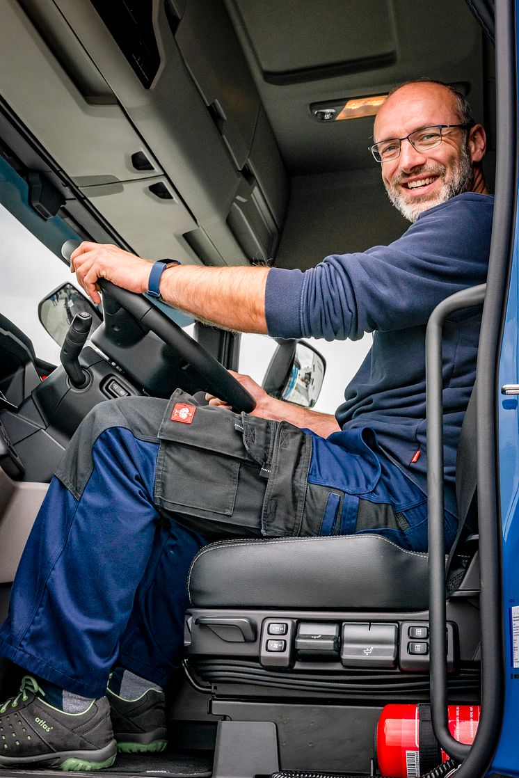 Lkw-Fahrer Thomas Schmieder im Fahrerhaus des Scania R 450 Oberleitungs-Lkw