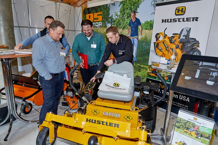 Maschinen und Menschen – Auf dem Motoristen-Kongress führten die Besucher und Herstellervertreter gute Gespräche über Trends und Technik.   