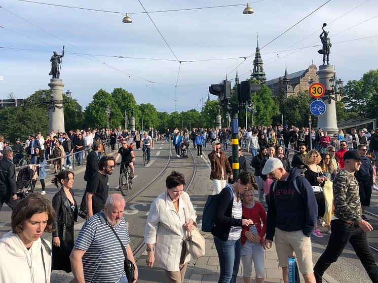 Folksamling på Djurgårdsbron