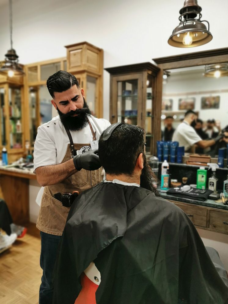 Chia Hassan, Chia's Barbershop, Örebro