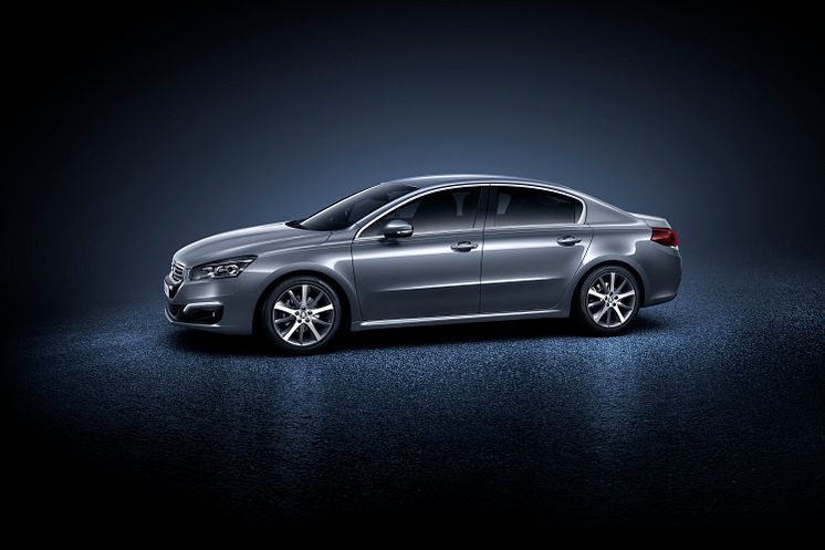 Peugeot 508 sedan sida