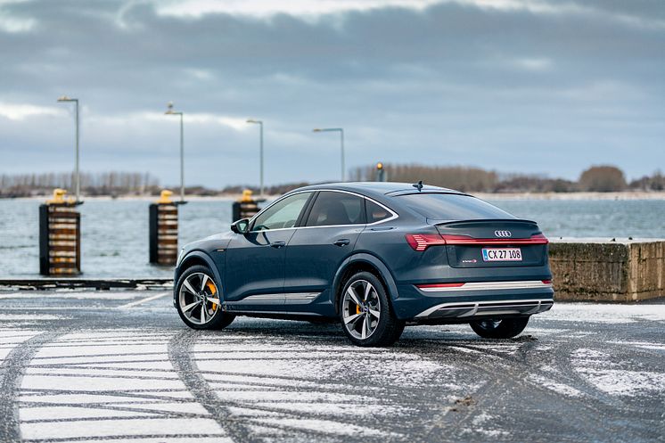 Audi e-tron S Sportback (Plasmablå)