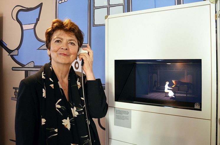 Kuratorin Beatrix Borchard demonstriert eine Klanginstallation in der Ausstellung 