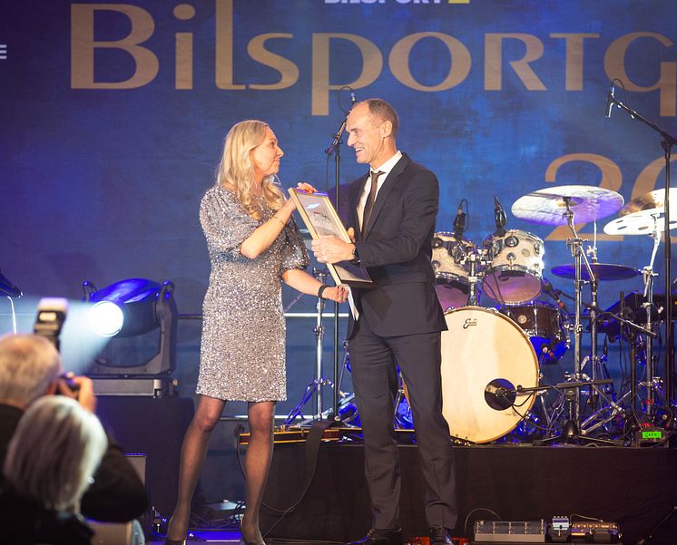 Rickard Rydell överraskades när han ropades upp till scenen. Här överlämnas priset Bilsport Special Award av Camilla Sjöberg. FOTO JOACHIM CRUUS