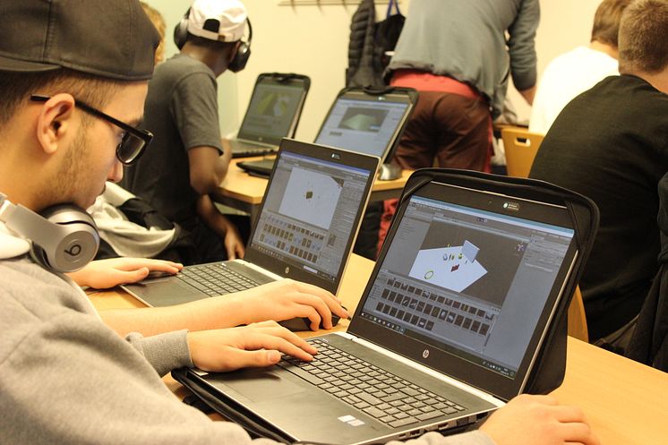 Elev från Realgymnasiet i Norrköping arbetar med Unity3D