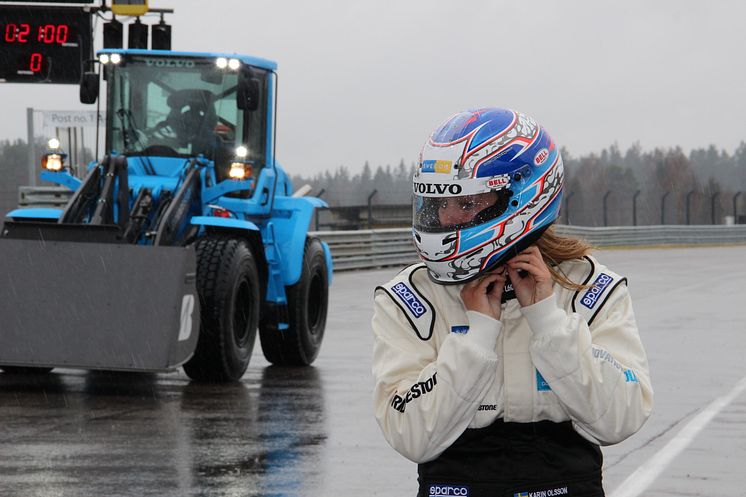 Karin Olsson förare i Volvo L60G PCP - världens snabbaste hjullastare