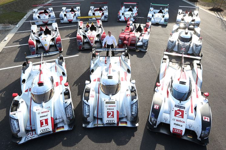 Tom Kristensen sammen med de 13 Le Mans vindere på Audis anlæg ved Neuburg