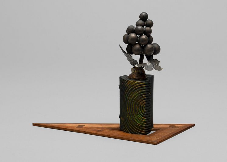 Eileen Agar, Sculpture resembling a bunch of grapes on a plinth. Foto_Tate.jpg