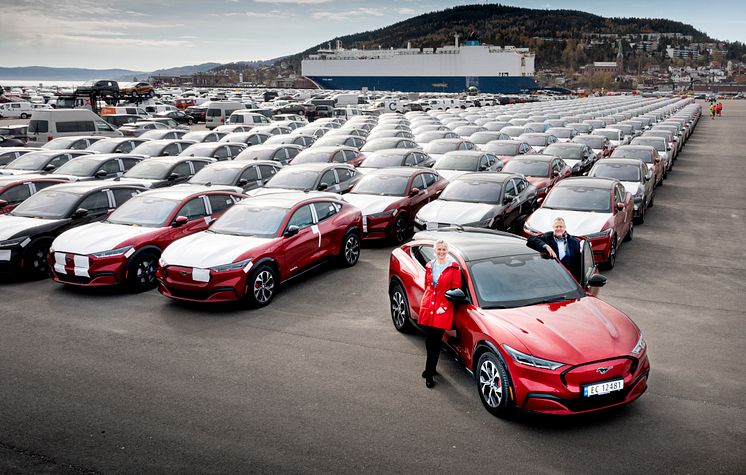 Administrerende direktør Per Gunnar Berg og informasjonsdirektør Anne Sønsteby i Ford Motor Norge, Drammen Havn 28. april 2021 Mustang Mach-E